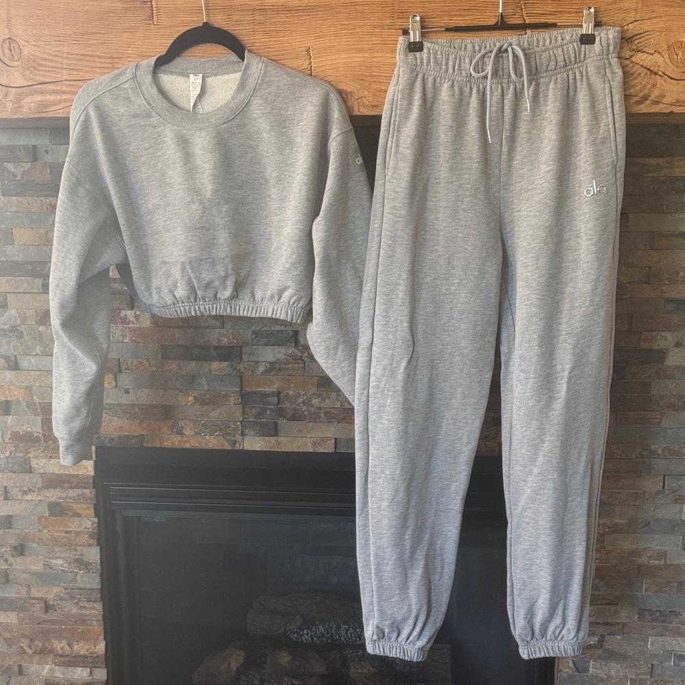 2 Piece Alo set!  Gray Cropped Sweatshirt and Joggers set 🌺